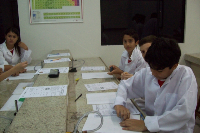 Alunos do Ensino Fundamental e Médio executam práticas no Laboratório de Química.