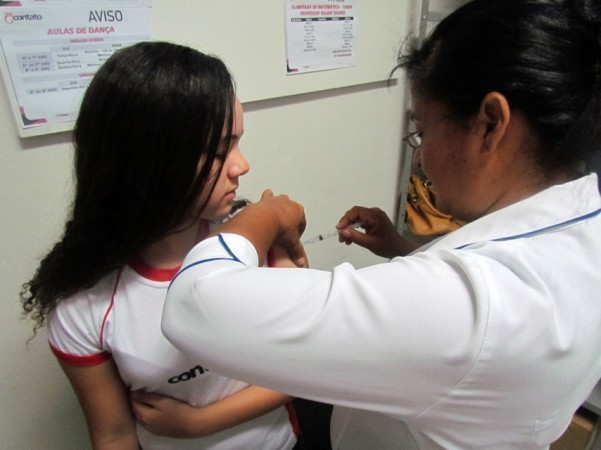 Alunas do Ensino Fundamental recebem dose de vacina contra o HPV